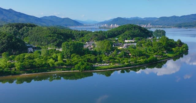 푸른 숲과 강으로 둘러싸인 고요한 마을