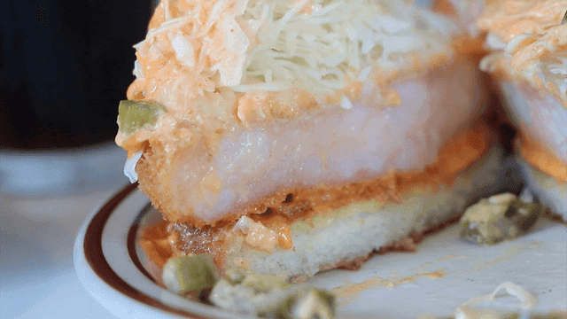 샐러드와 새우패티가 있는 버거 단면