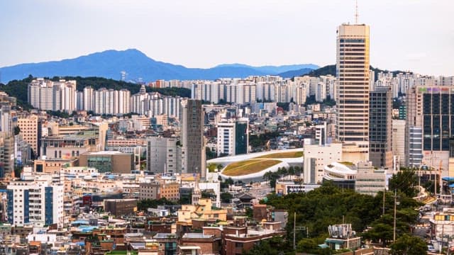 동이 트고 저녁이 되는 도시 스카이라인