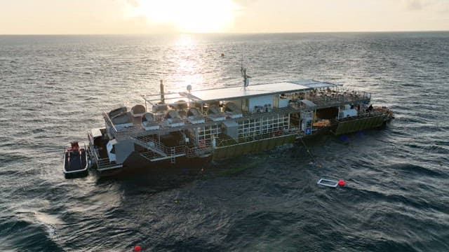 해질녘 바다 위의 커다란 유람선