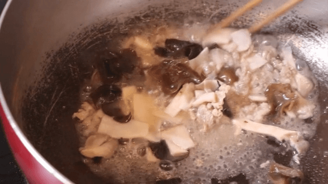 냄비에서 기름과 버섯 볶기