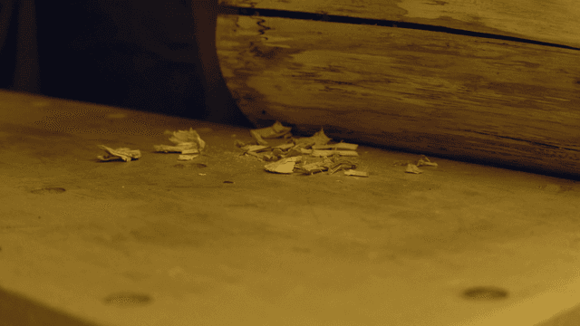 작업대 위의 나무 조각