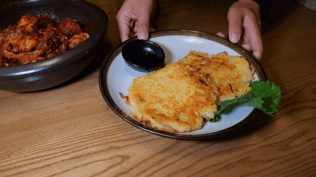 나무 테이블 위의 감자전