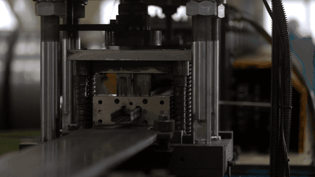 공장 내 기계의 근접 촬영