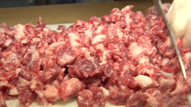 정육점에서 고기를 손질하는 사람