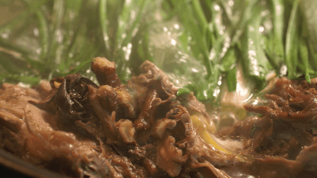 Hot duck soup with chives