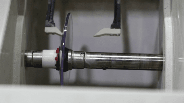 조작 중인 렌즈 연마 기계