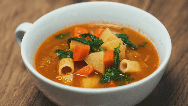 파스타가 들어간 야채 미네스트로네 수프 한 그릇