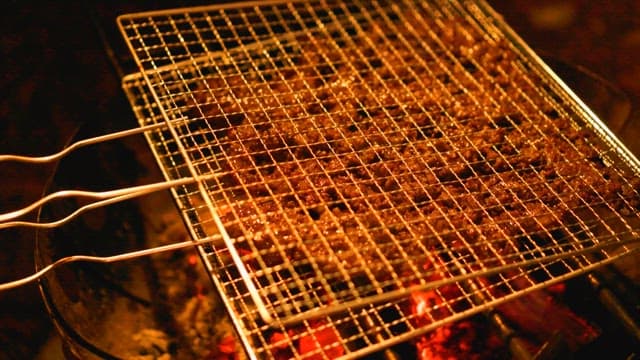 뜨거운 숯불 위 그릴에서 지글거리는 불고기