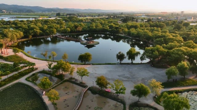 고요한 연못과 정자가 있는 경치 좋은 공원