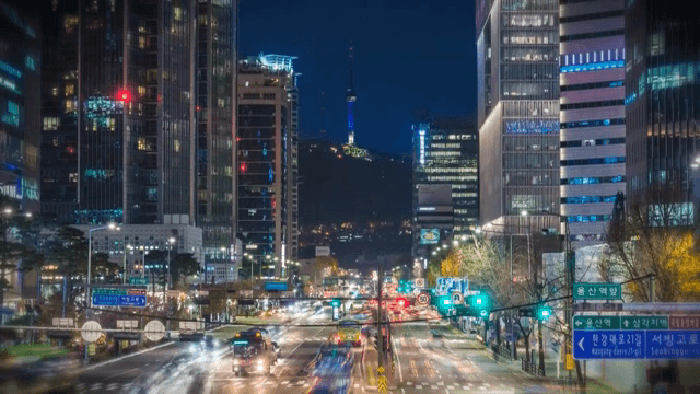 야경이 비치는 번화한 도시 거리