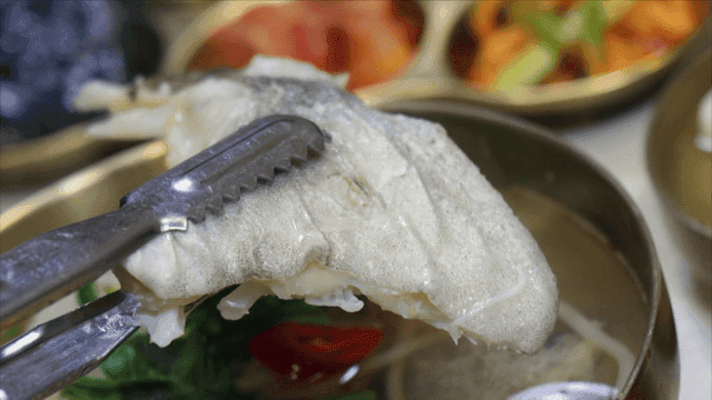 큼직한 대구탕 순살을 집은 집게