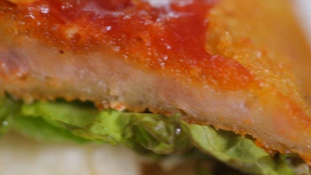 튀긴 돈가스가 들어간 샌드위치