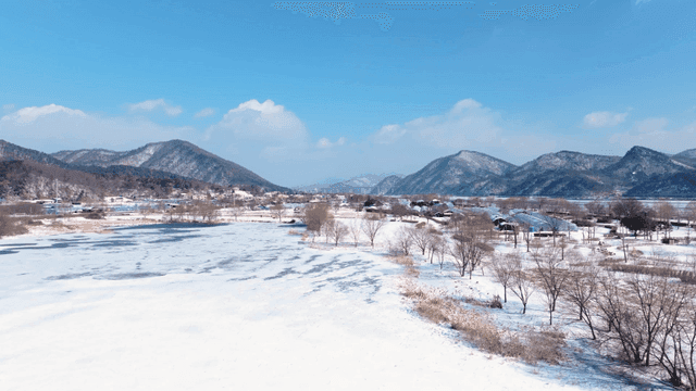 산과 함께 눈 덮인 풍경