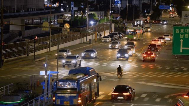 밤에 교통이 많은 교차로