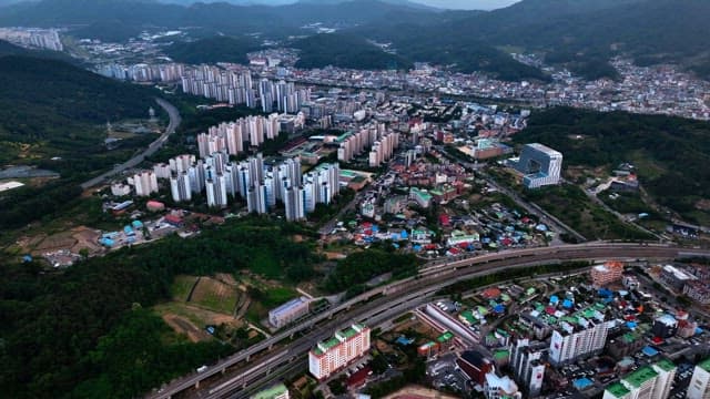 고층 건물이 있는 광활한 도시
