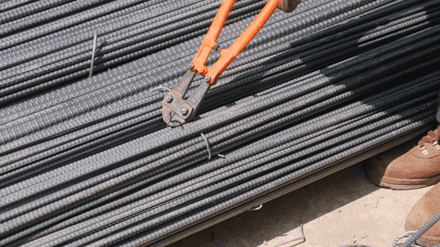 볼트 커터로 철근 타이를 자르는 작업자