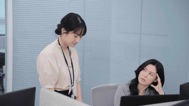 업무 보고 후에 직장 상사에게 혼나는 직장인