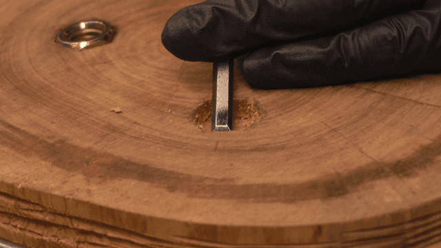 나무 판에 끌로 나무 조각