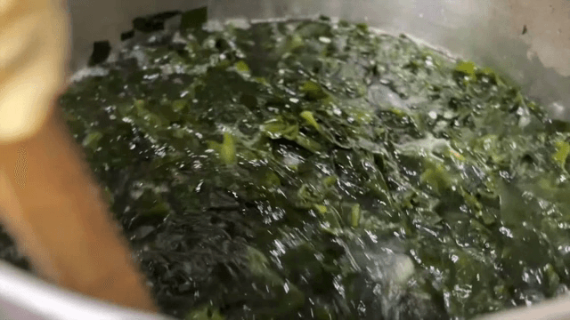 냄비에서 미역국을 젓는 모습