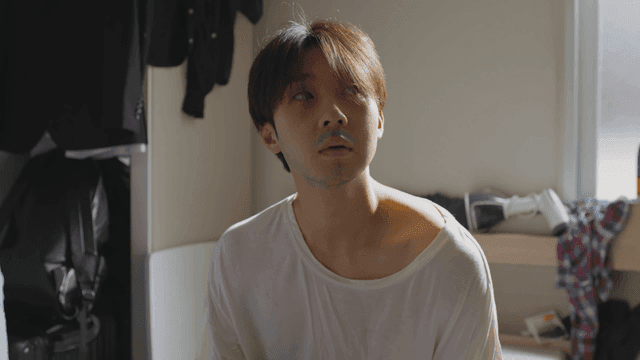 햇빛이 드는 방에 앉아 있는 남자