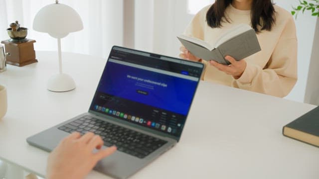 거실의 하얀 테이블에서 여유를 즐기는 두 사람