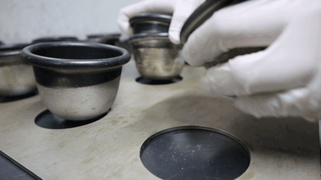 베이킹 트레이에 놓인 금속 냄비