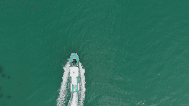 맑은 바다 위를 항해하는 보트