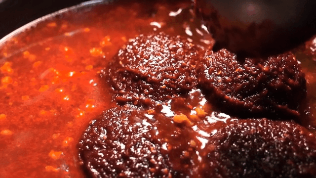 A scene of making sauce