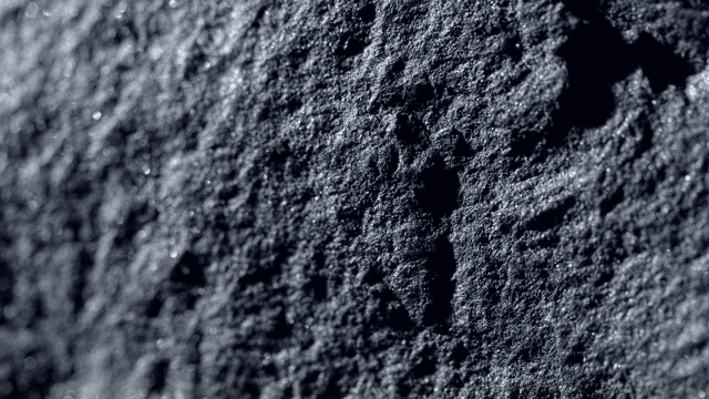 조명에 비추는 어두운 바위의 표면