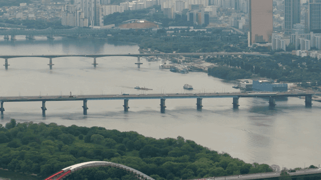 강 위에 다리가 있는 도시 풍경