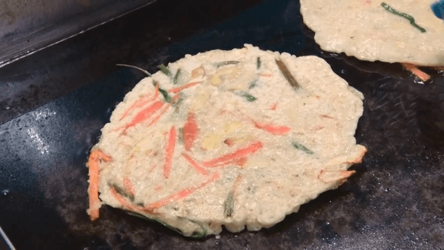 철판에서 부쳐지는 한국식 전