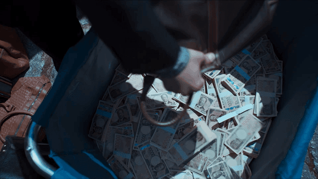 엔화 현금 가득한 가방에서 돈을 붓는 사람