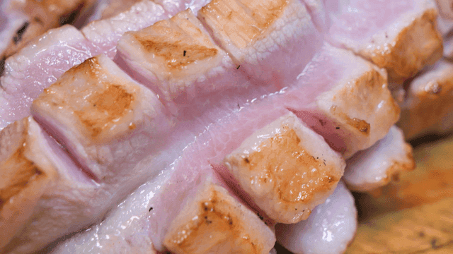 육즙이 풍부한 훈연 돼지 항정살