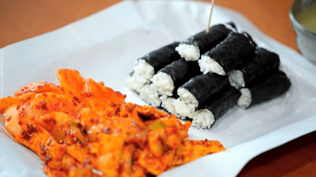 접시에 놓인 김밥과 김치