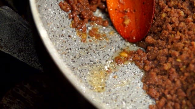 팬에서 익어가는 다진 고기