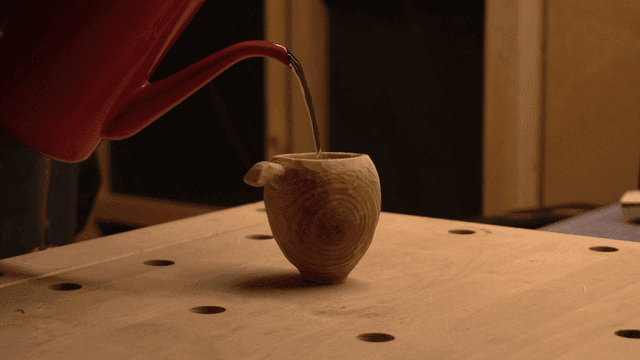 물 붓는 나무 컵이 있는 테이블