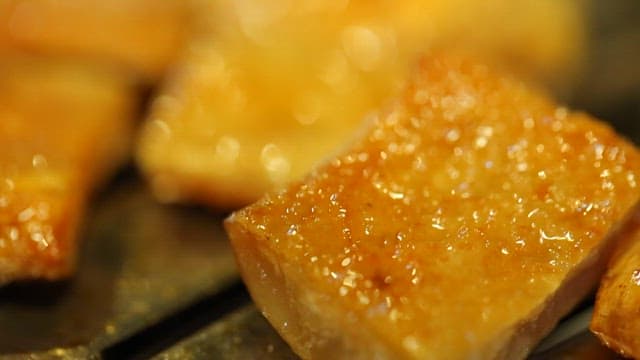 금속 그릴에 구워지는 돼지껍데기