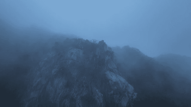 안개 낀 산 풍경