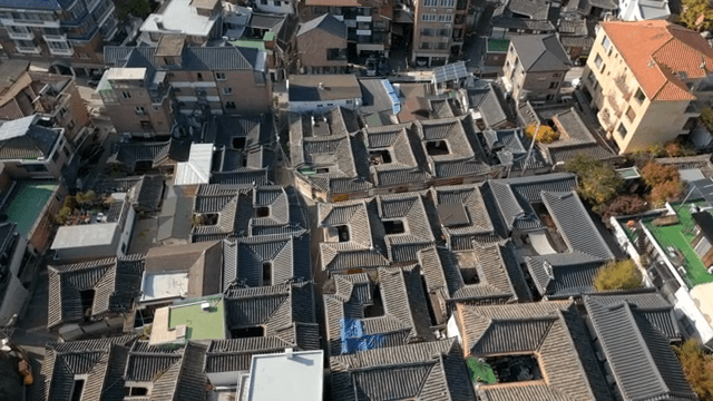 주택 지역 속 전통 한옥 항공 뷰