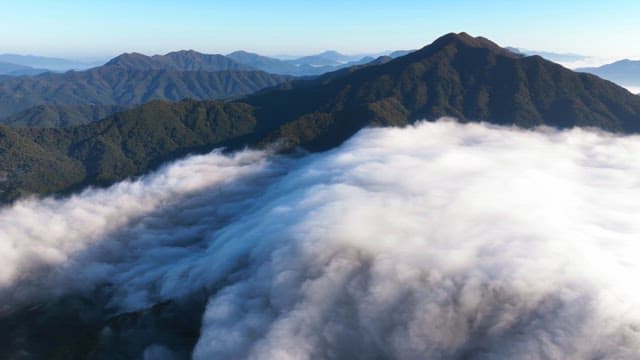 구름으로 덮인 산맥