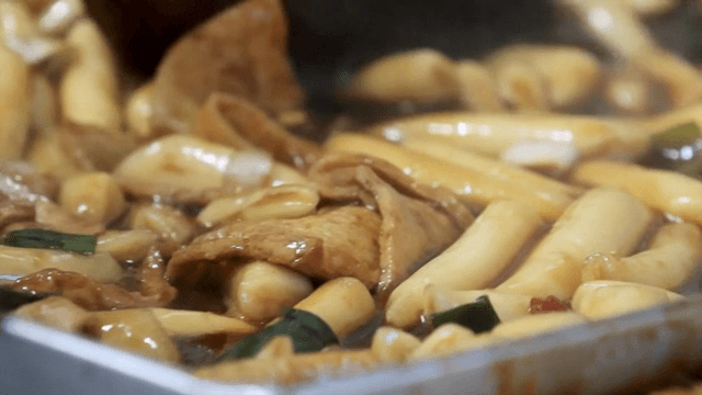 팬에서 끓고 있는 짜장떡볶이