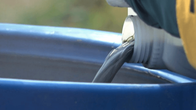 파란 용기에 액체를 붓는 장면