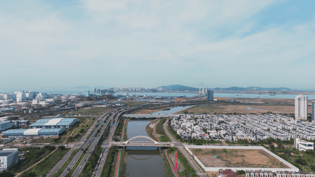 다차선 도로와 주택가 사이 흐르는 강