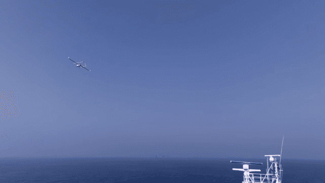 바다 위의 배와 드론