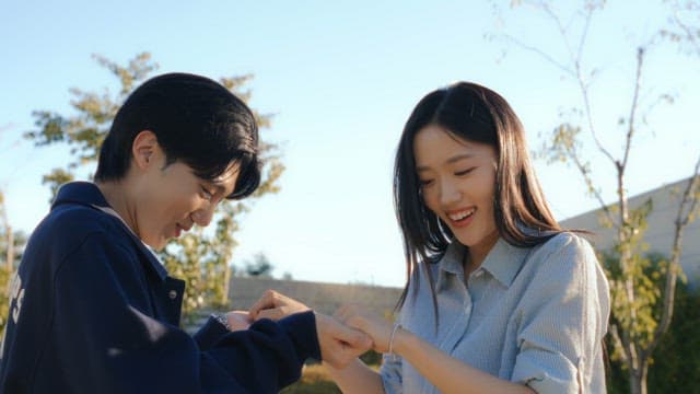 Man who helps a woman skateboard