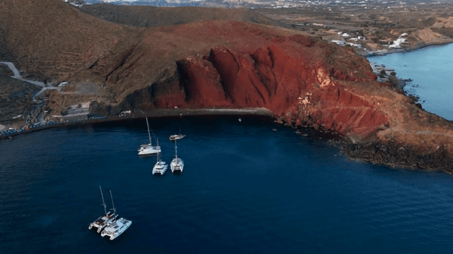 붉은 절벽과 요트가 있는 바다
