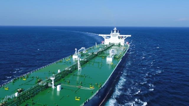 넓은 바다를 항해하는 대형 선박