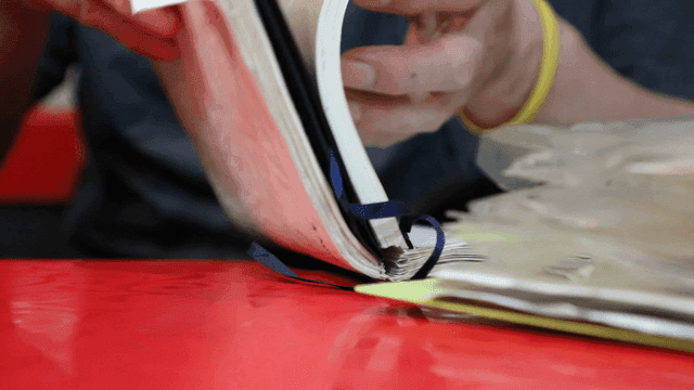 공책을 넘기는 사람