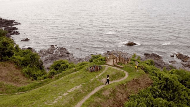 해안 길을 걷는 사람
